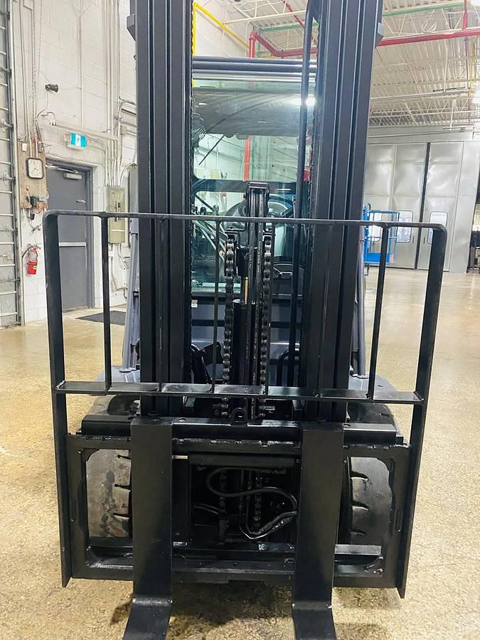 Front view of mast, carriage and forks