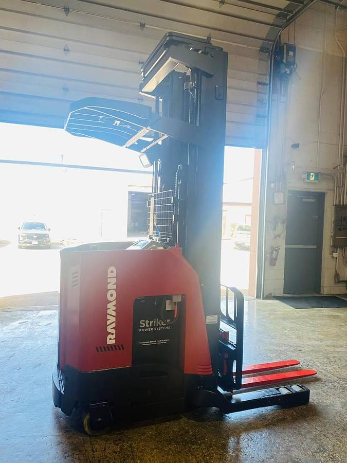 Raymond 750-R35TT – opposite side profile – mast extension, reach mechanism, and chassis – CSA/MOL certified freezer-compatible reach truck – Brampton ON