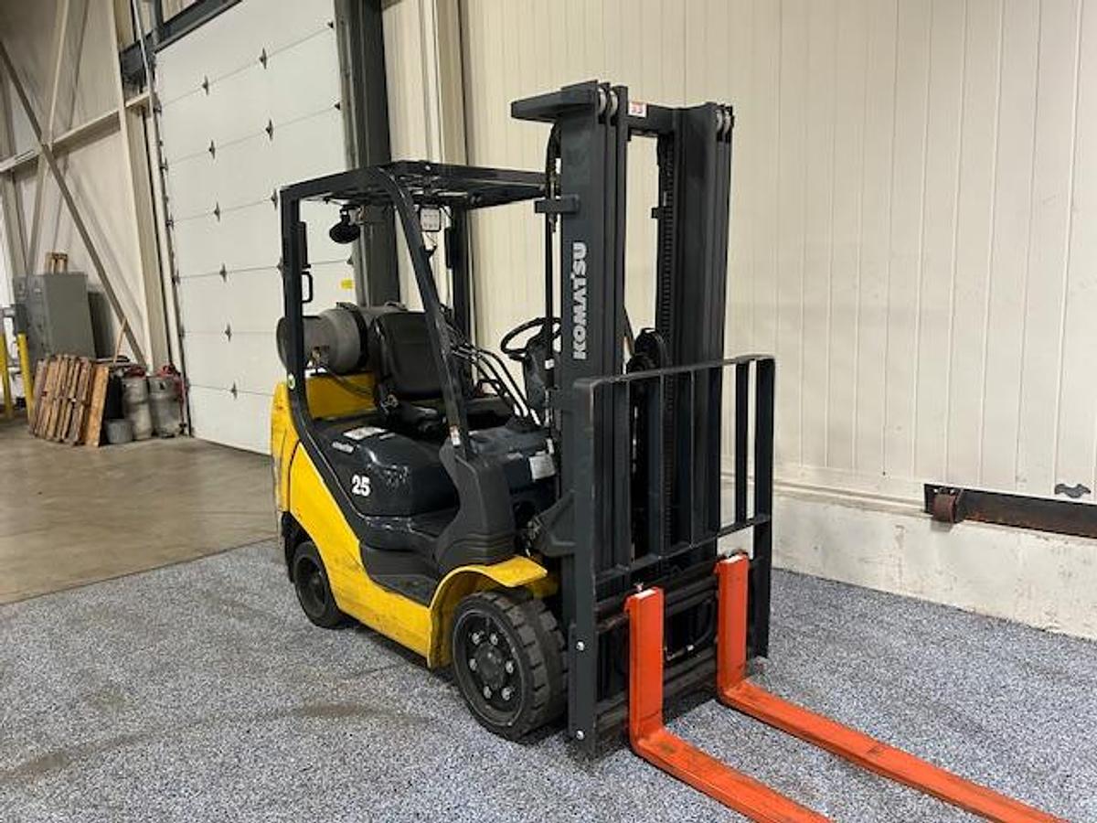 Komatsu FG25ST-16 – front angle view – triple mast, 42” forks, side shift – propane cushion tire forklift – Brampton ON