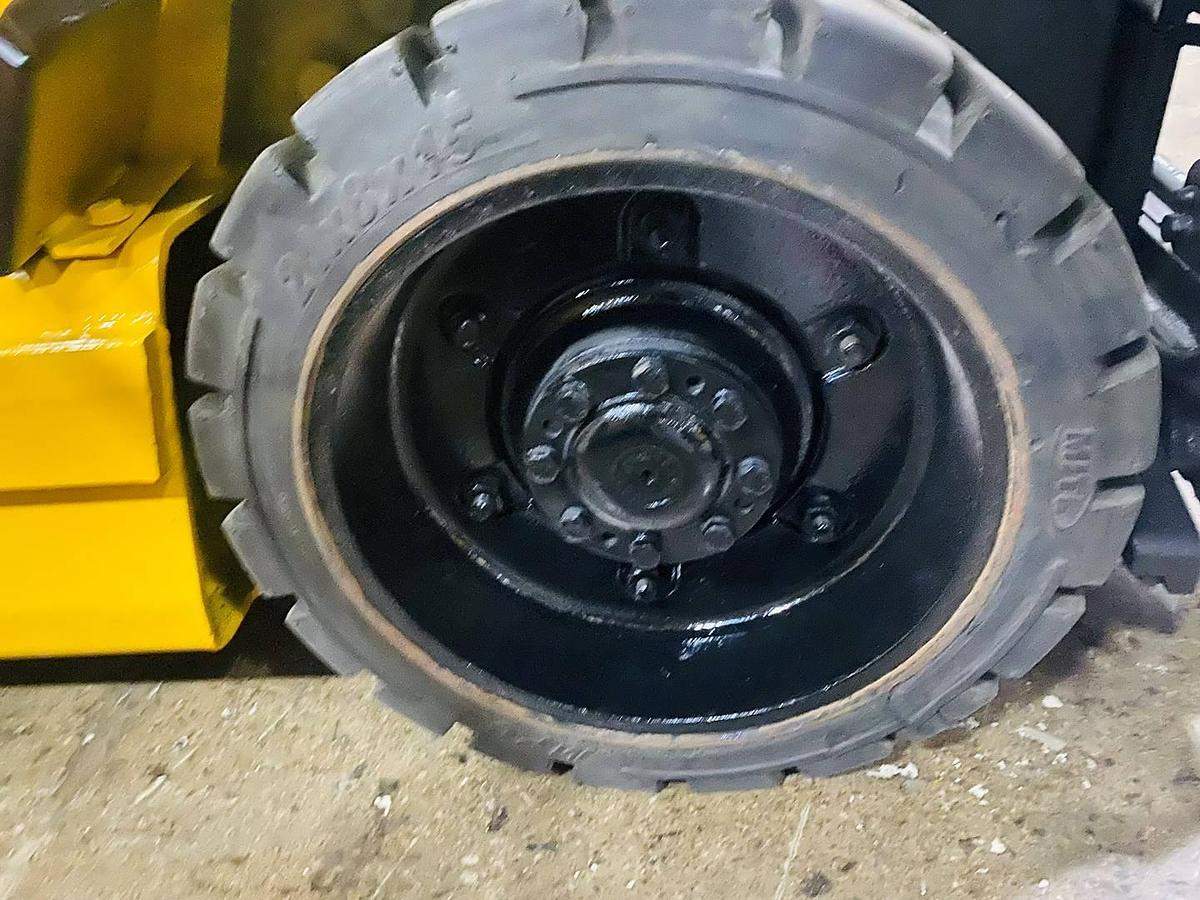 Yale ERC060RGN – left front solid cushion tire – indoor traction tread – CSA electric forklift – Brampton ON