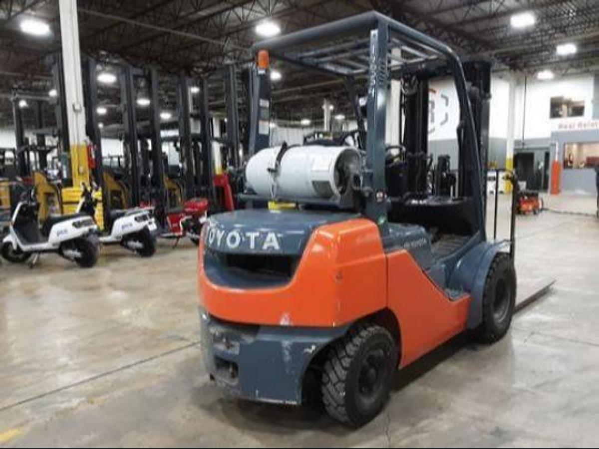 Opposite rear side angle view of Toyota 8FGU25 propane forklift – CSA-certified 5,000 lb outdoor unit with overhead guard, tapered steel forks, and clamp-ready hydraulics – Premier Lift Equipment Brampton ON