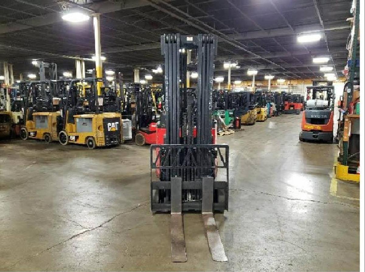 Front view of Bendi B40/48I4180D forklift showing triple-stage mast, carriage assembly, and 42” forks – CSA certified propane unit