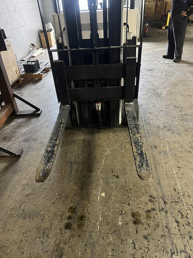 Used Budget Crown 35RCTT‑190 Dockstocker | 3,500 lb | 83"/190" Triple‑Stage Mast | 36V Electric | Non‑CSA