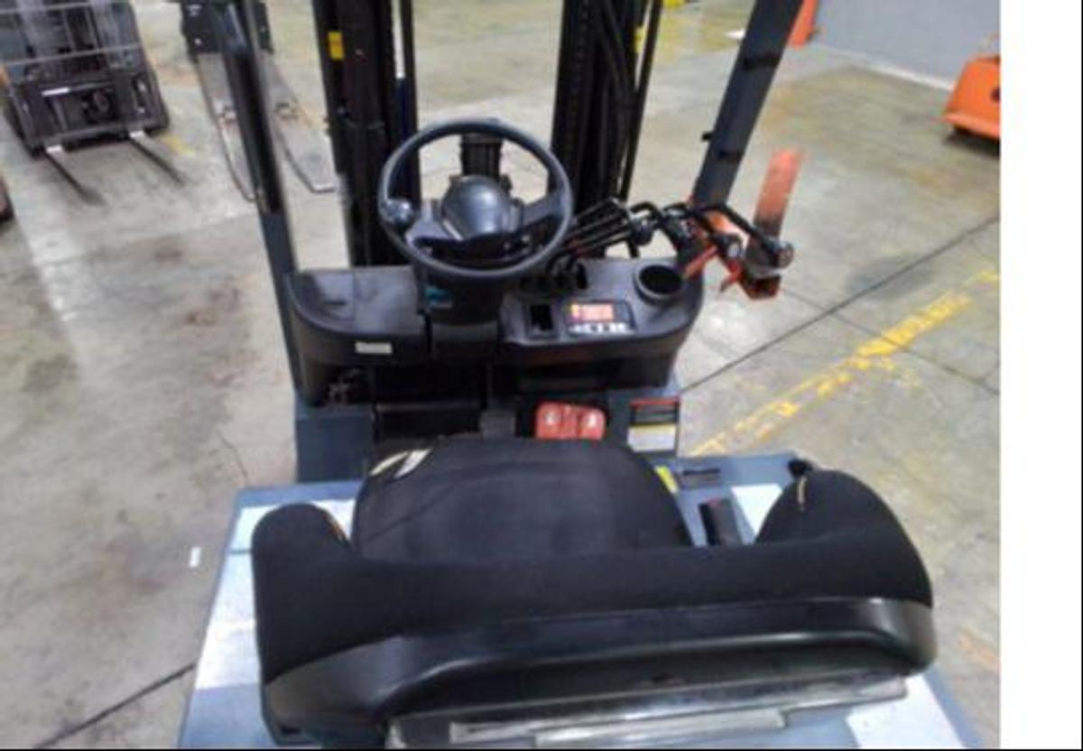 Toyota 8FBCU32 – operator cabin view – steering wheel, hydraulic levers, SAS display, and directional pedals – CSA-certified clamp-ready electric forklift – Brampton ON