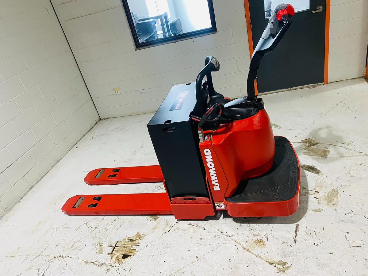 Raymond 8400 – top-down side angle – fork tips, chassis, and operator deck – CSA certified rider pallet jack – Brampton ON