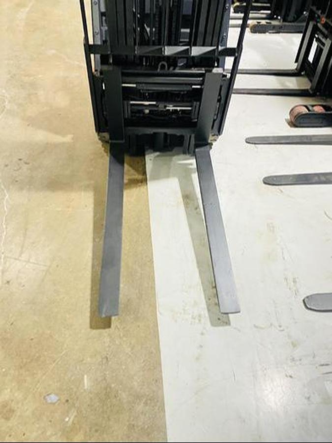 Toyota 8FGCU18 – top-down view of 48” forks – fork positioner carriage and load backrest – CSA propane forklift – Brampton ON