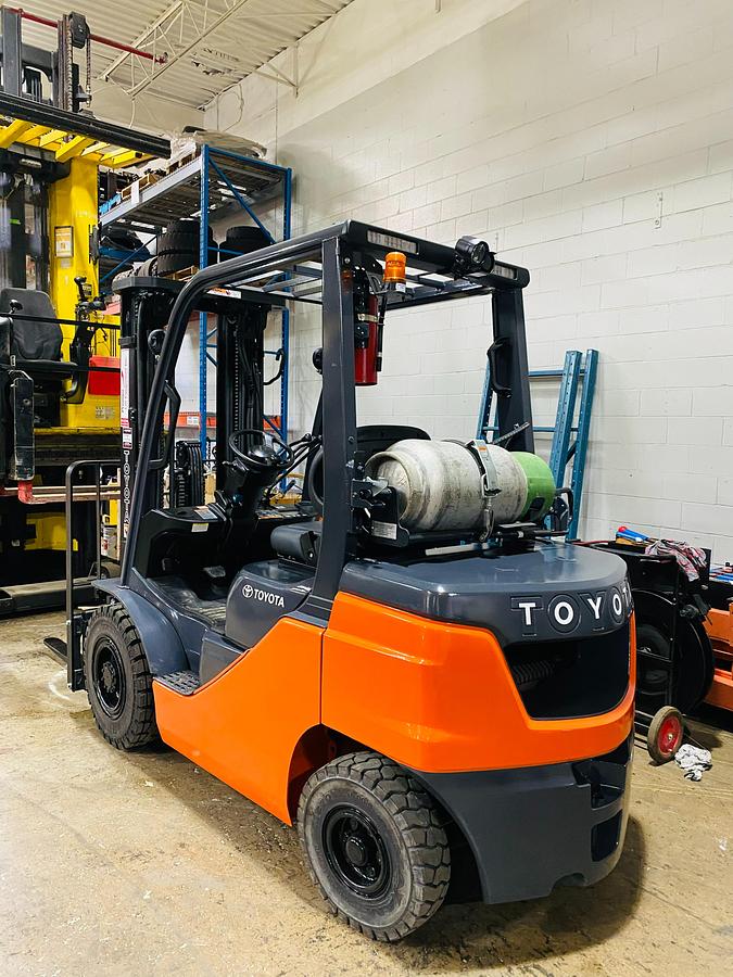 Toyota 8FGU25 – passenger-side rear angle – counterweight, propane tank bracket, and outdoor tread tires – CSA-certified propane forklift – Brampton ON