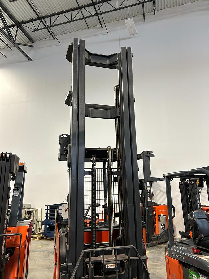 Front view of Linde R22SX with FSV 152/348 triple mast, side‑shift carriage, and 36-inch inner‑dimension forks.