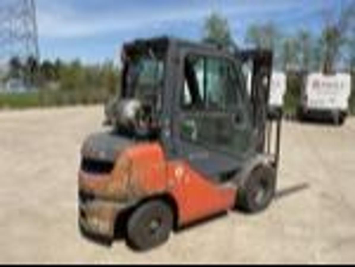 Rear side angle view of Toyota 8FGU25 propane forklift – CSA-certified 5,000 lb outdoor unit with solid pneumatic tires, full cab, and side shift carriage – Premier Lift Equipment Brampton ON