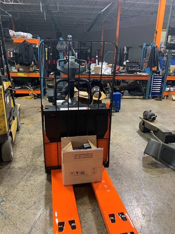 Toyota 8HBE30 – direct front view – 27×48 forks, low-lift chassis, and tiller controls – CSA-certified rider pallet jack – Brampton ON