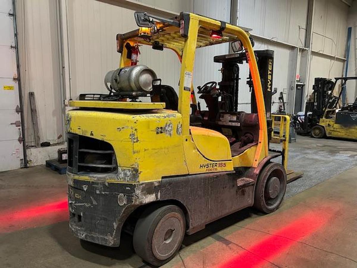 Hyster S155FT – rear angle view – counterweight, cushion tires, and CSA safety decals – CSA-certified propane forklift – Brampton ON