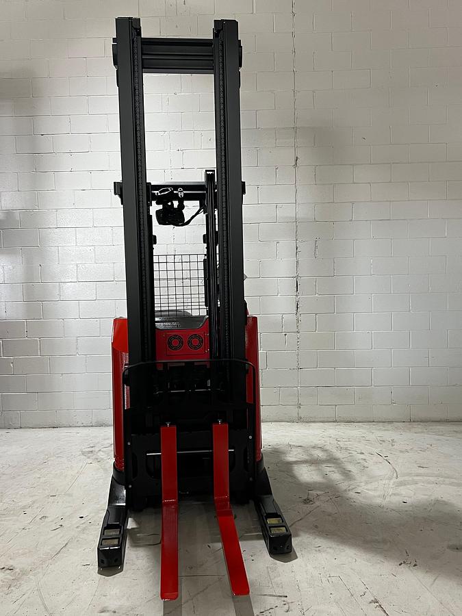 Front view of Mast, load backrest, forks and side shift