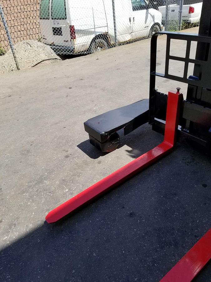 Angle view of right straddle leg and fork tip