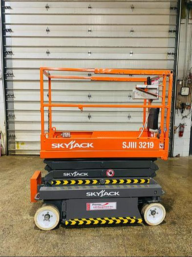 2015 Skyjack SJIII 3219 Electric Scissor Lift | 25’ Working Height | Narrow Slab | CSA Certified | Battery & Charger Included | Brampton ON | Export Ready