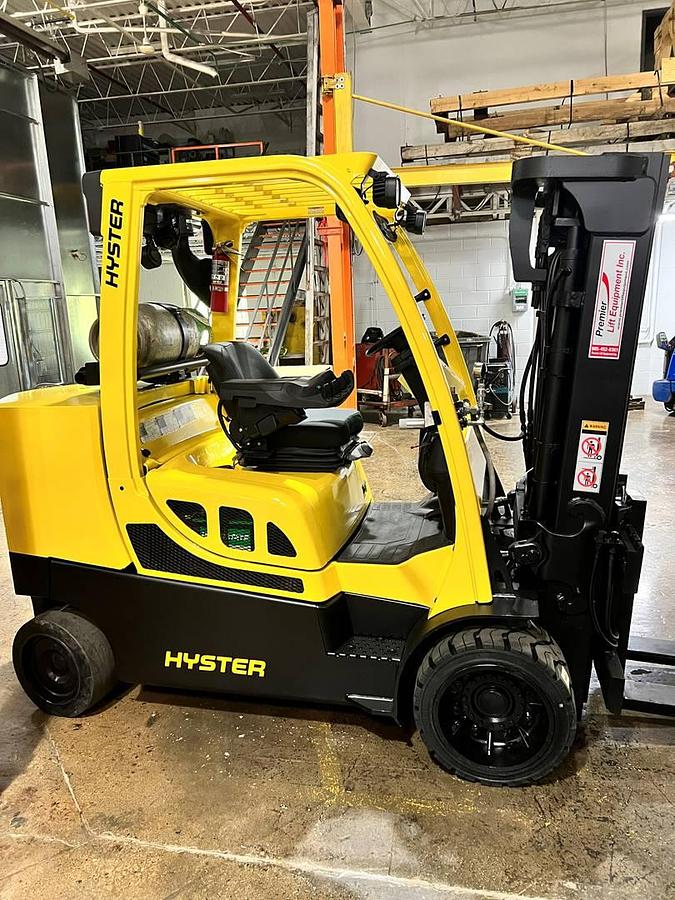 Hyster S120FTPRS – full side profile – cushion tires, operator cab, and propane tank mount – CSA-certified propane forklift – Brampton ON