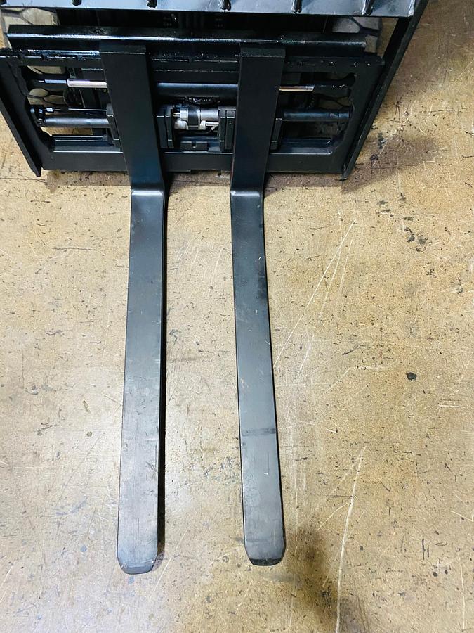 Toyota 8FBEH18U – top view of 42” forks on clamp-ready carriage – CSA certified electric forklift – Brampton ON