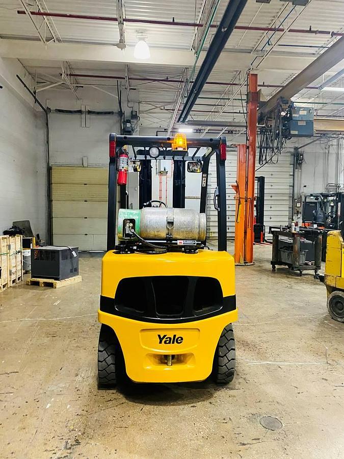 Yale GLP060VXN – direct rear view – counterweight, LP safety decals, and solid pneumatic tires – CSA-certified propane forklift – Brampton ON