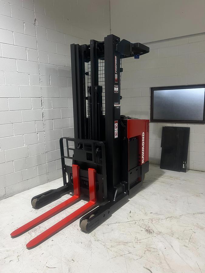 “Raymond EASIR40TT opposite side profile – mast extension, chassis, and battery compartment”