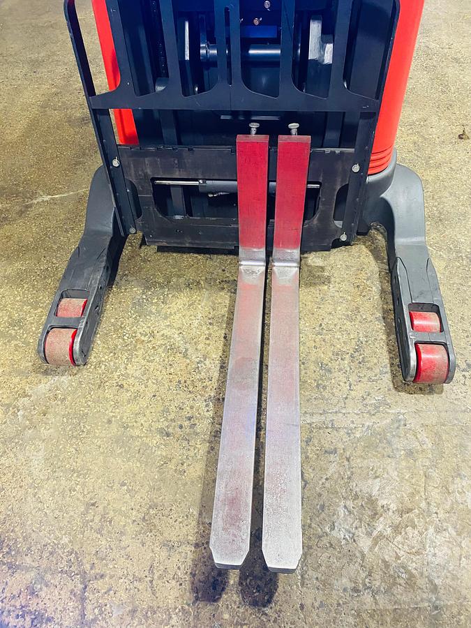 41" straddle leg opening with forks to accept 40" CHEP pallet
