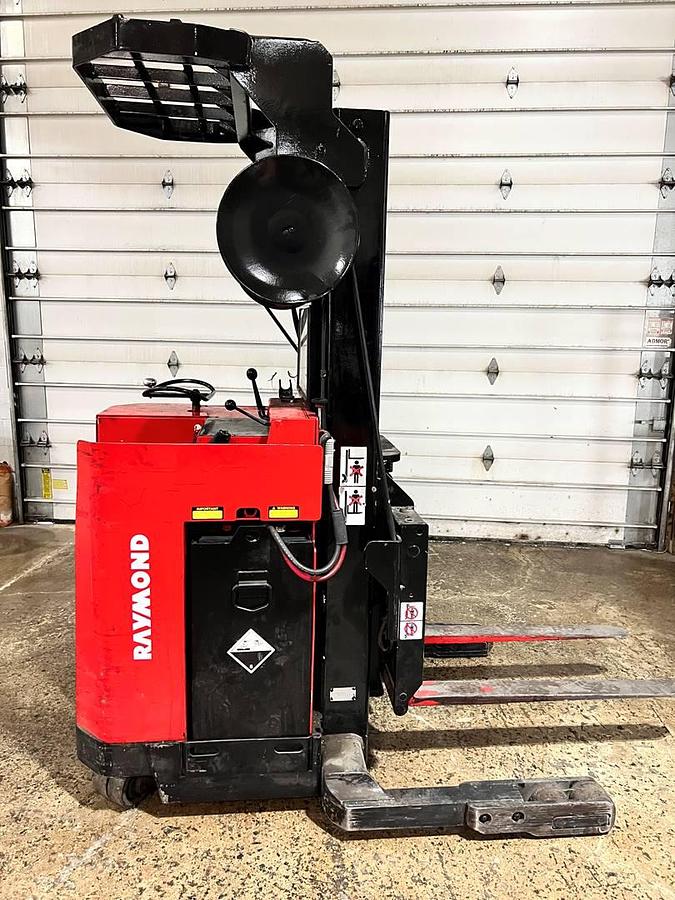 RBudget Raymond 812‑E3RTT reach truck, older non‑CSA unit, 3,000 lb, 188” mast.