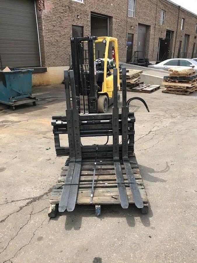 Front view of refurbished 2009 Cascade 25G‑FDS‑293 multi pallet handler showing 42″ × 3″ forks, carriage, and CSA certification decal during Brampton deployment.