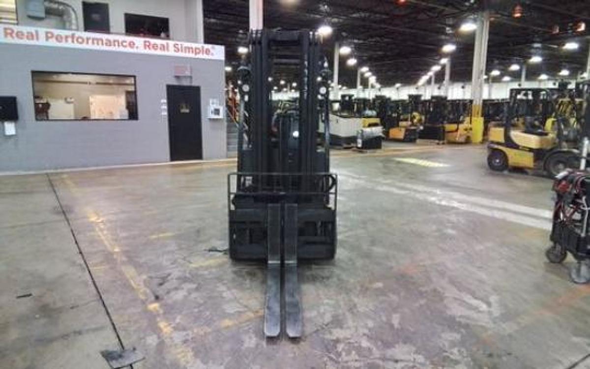 Front mast view showing 3-stage mast and fork positioner