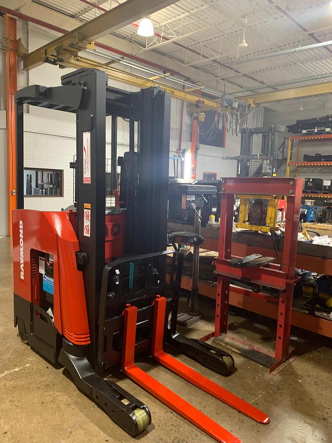 Front angled view showing mast rails and 42” fork tips