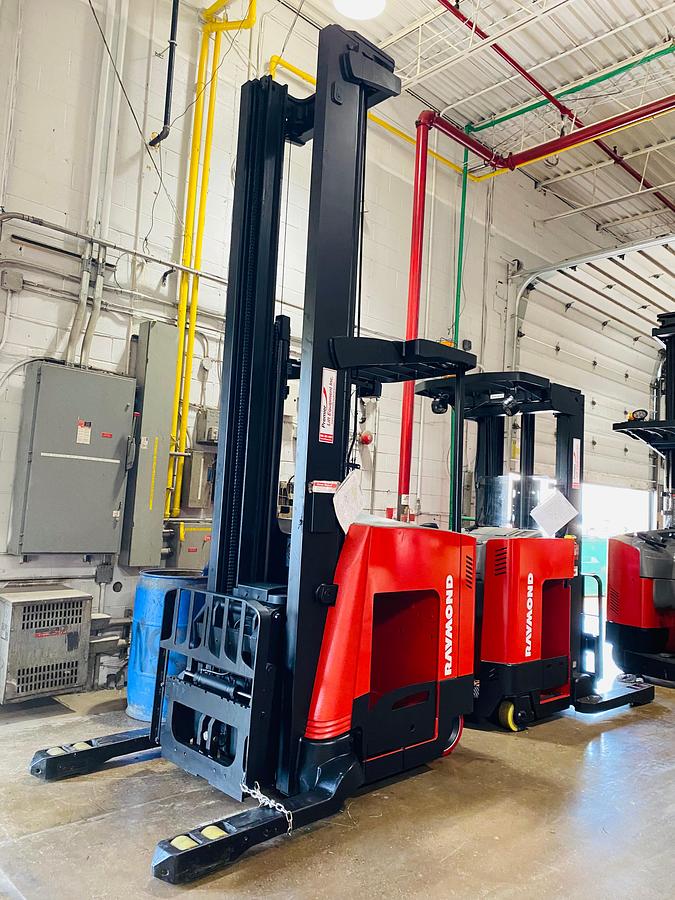 Front angled view showing mast rails and reach mechanism