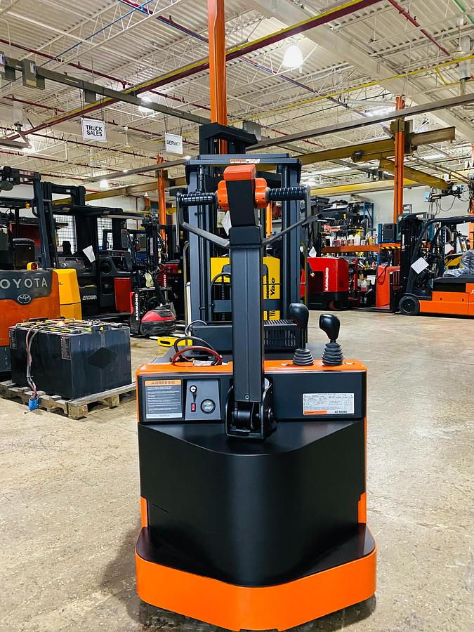 Toyota 6BWC15 – close-up of dual thumbwheel tiller handle – throttle, lift, and brake controls – CSA electric walkie – Brampton ON