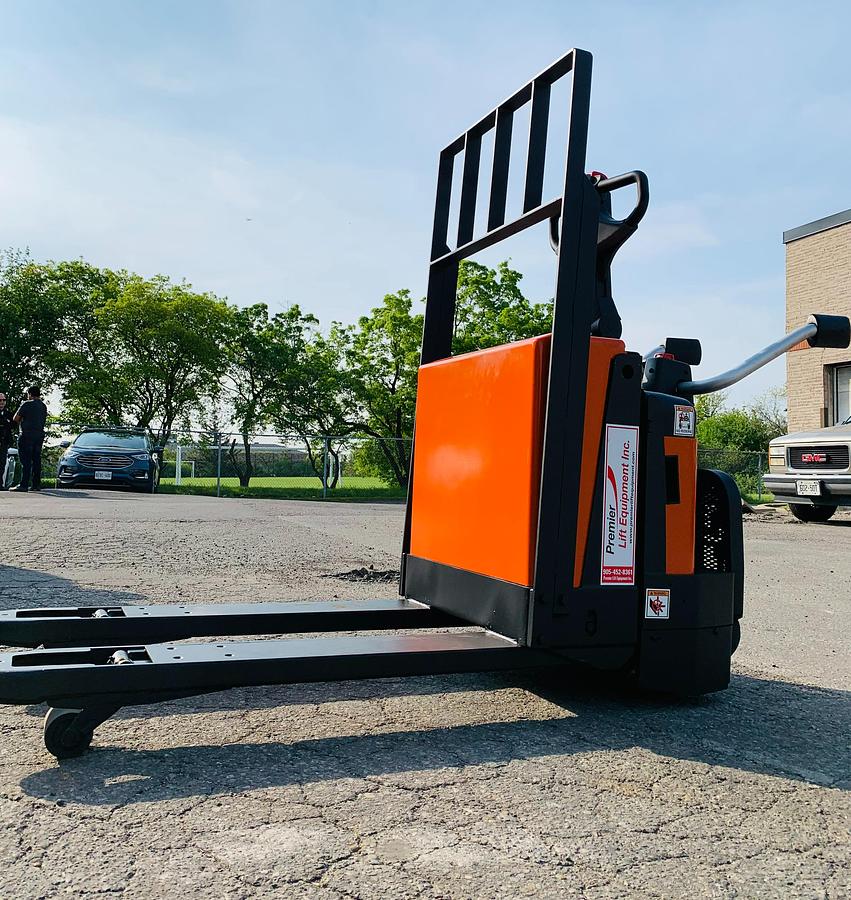 2023 BT LPE200Z walkie rider pallet jack side view – CS platform – 4,400 lb capacity – chassis‑only – CSA‑ready