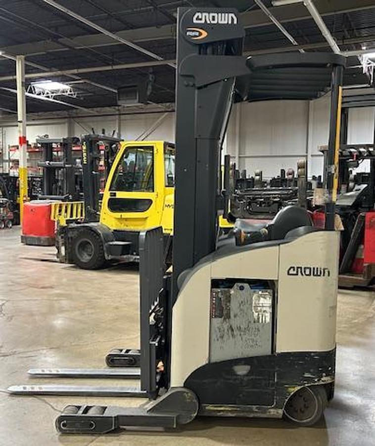2016 Crown RR5795S‑45 reach truck – side view with 124/280 triple mast