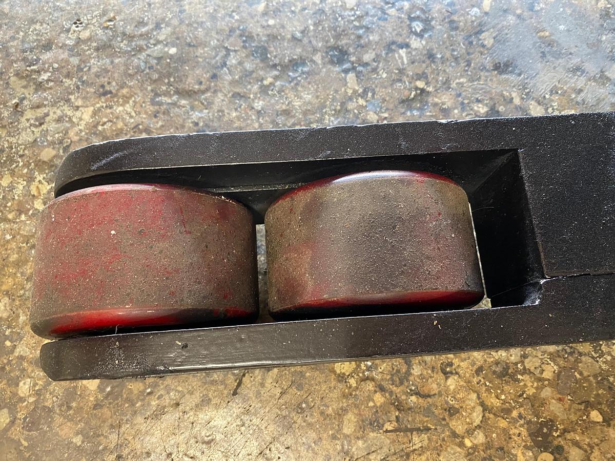 straddle legs non mark poly load wheels