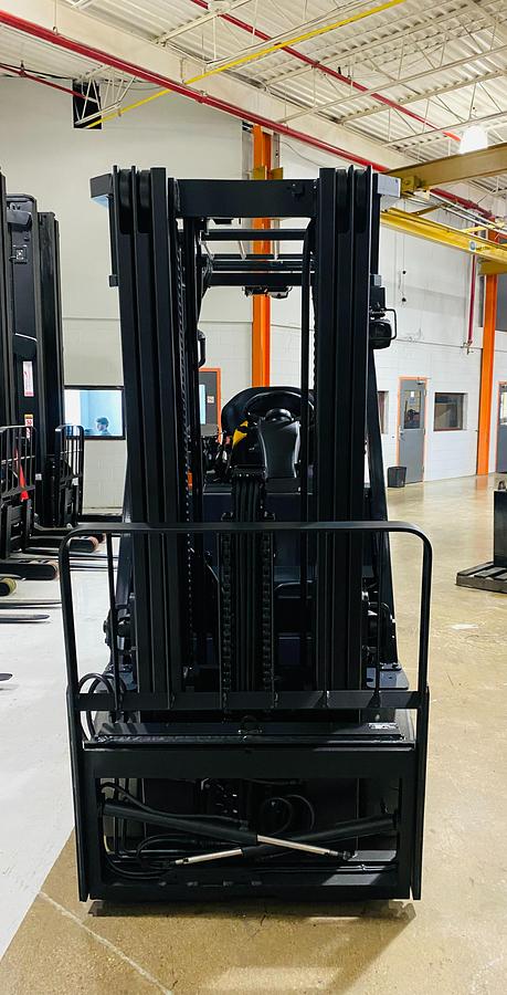 2015 Toyota 8FBCU32 forklift front view 187 inch triple mast 6500 lb