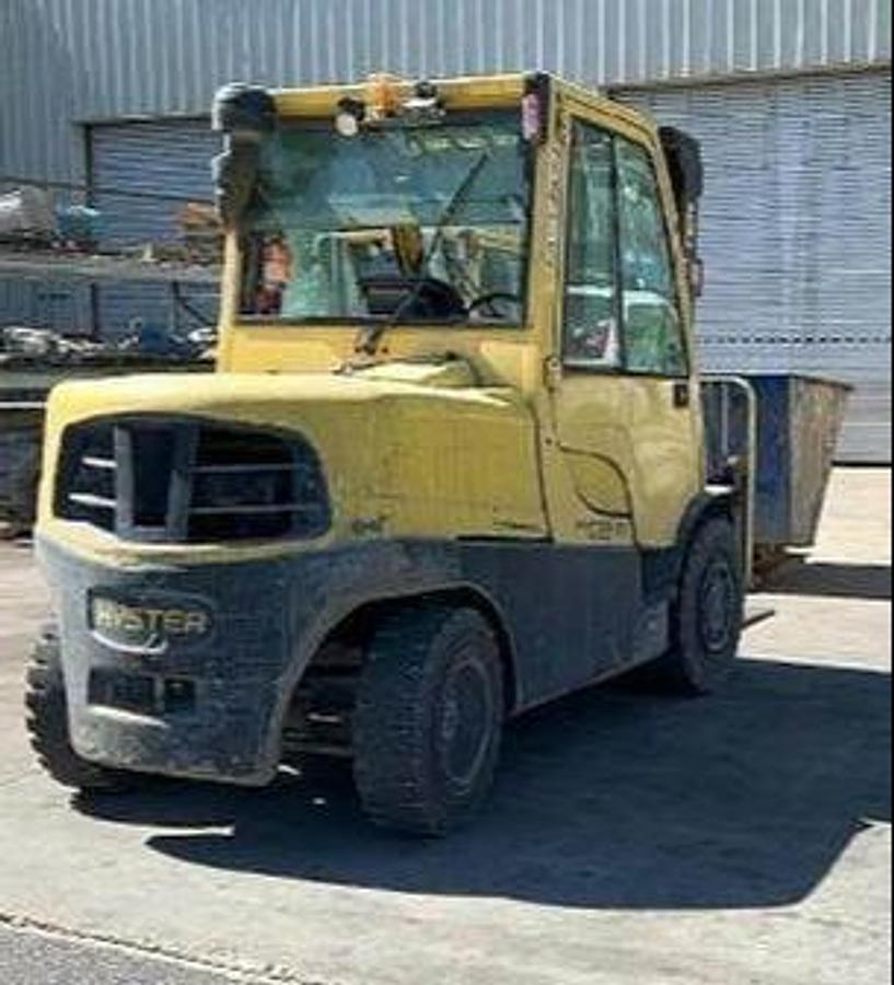 Hyster H100FT – passenger-side rear angle – counterweight, sealed wet disc brakes, and cab – CSA diesel forklift – Brampton ON