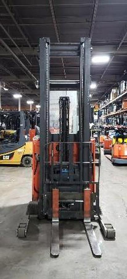 Front angle of Toyota 9BRU18 showing mast, forks, and reach mechanism