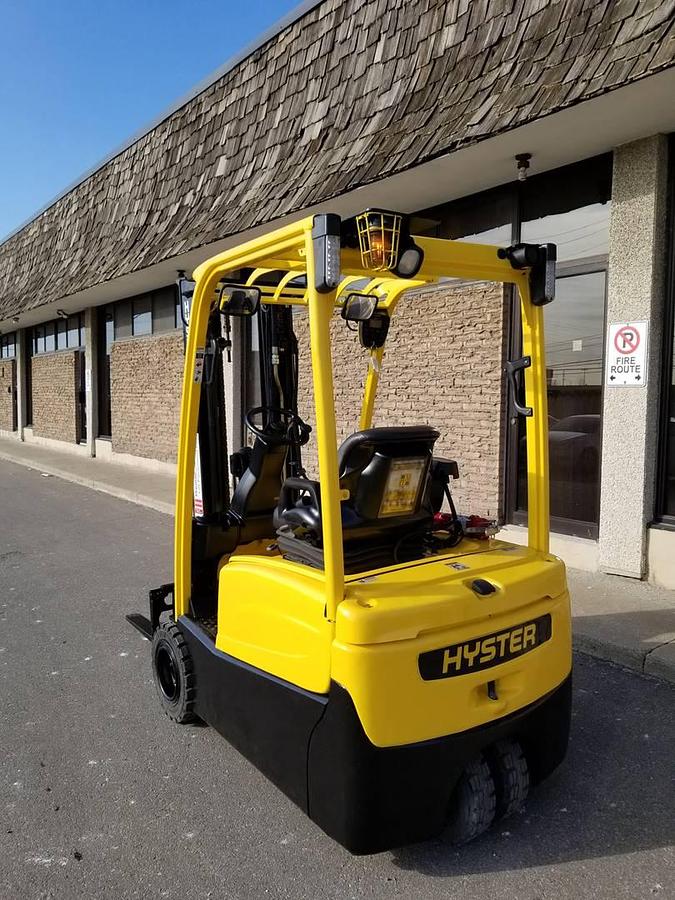 Back angled side view showing counterweight and rear lights