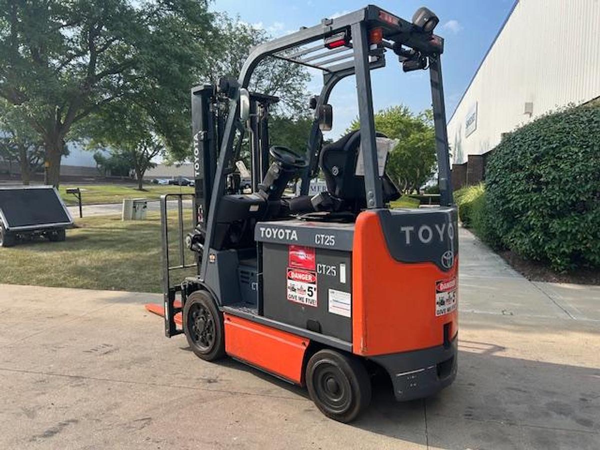 Opposite rear view of Toyota 8FBCU25 forklift – CSA-certified electric forklift, 5,000 lb capacity, cushion tires, rear counterweight and safety lighting – Premier Lift Equipment Brampton ON