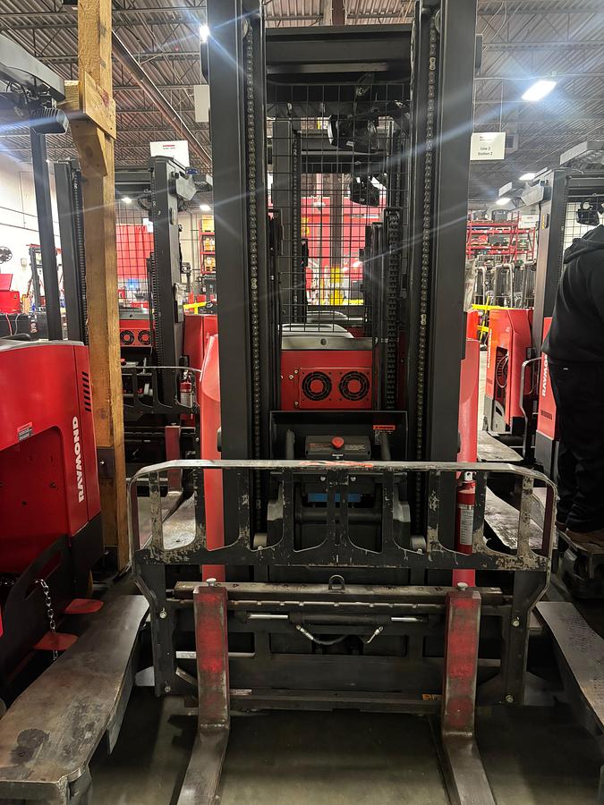 Front view of the Raymond 731‑4D‑R45TT mast showing 95/211‑inch triple‑stage configuration and 48‑inch forks.