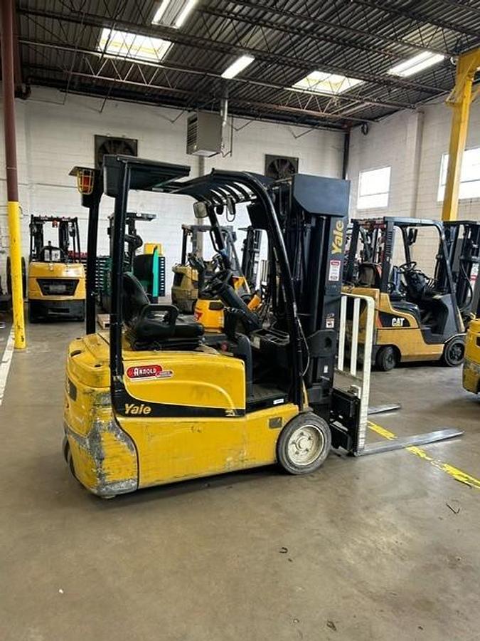 Refurbished 2022 Yale ERP040VT | 4,000 lb Electric Forklift | 84/240 in Quad Mast | S/S + Fork Positioner | 36V Battery