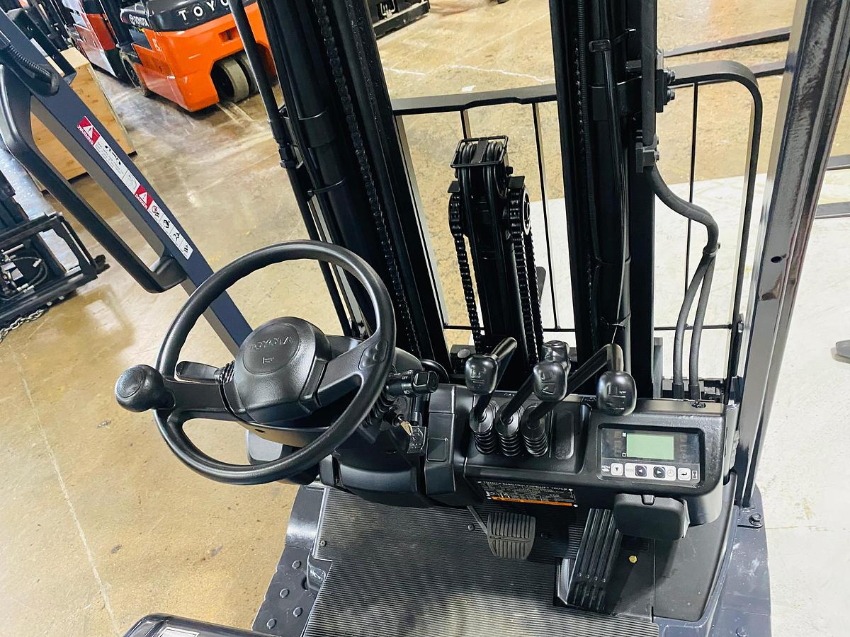 Toyota 8FBE20U – operator dashboard and steering wheel – sit-down rider controls – CSA certified electric forklift – Brampton ON
