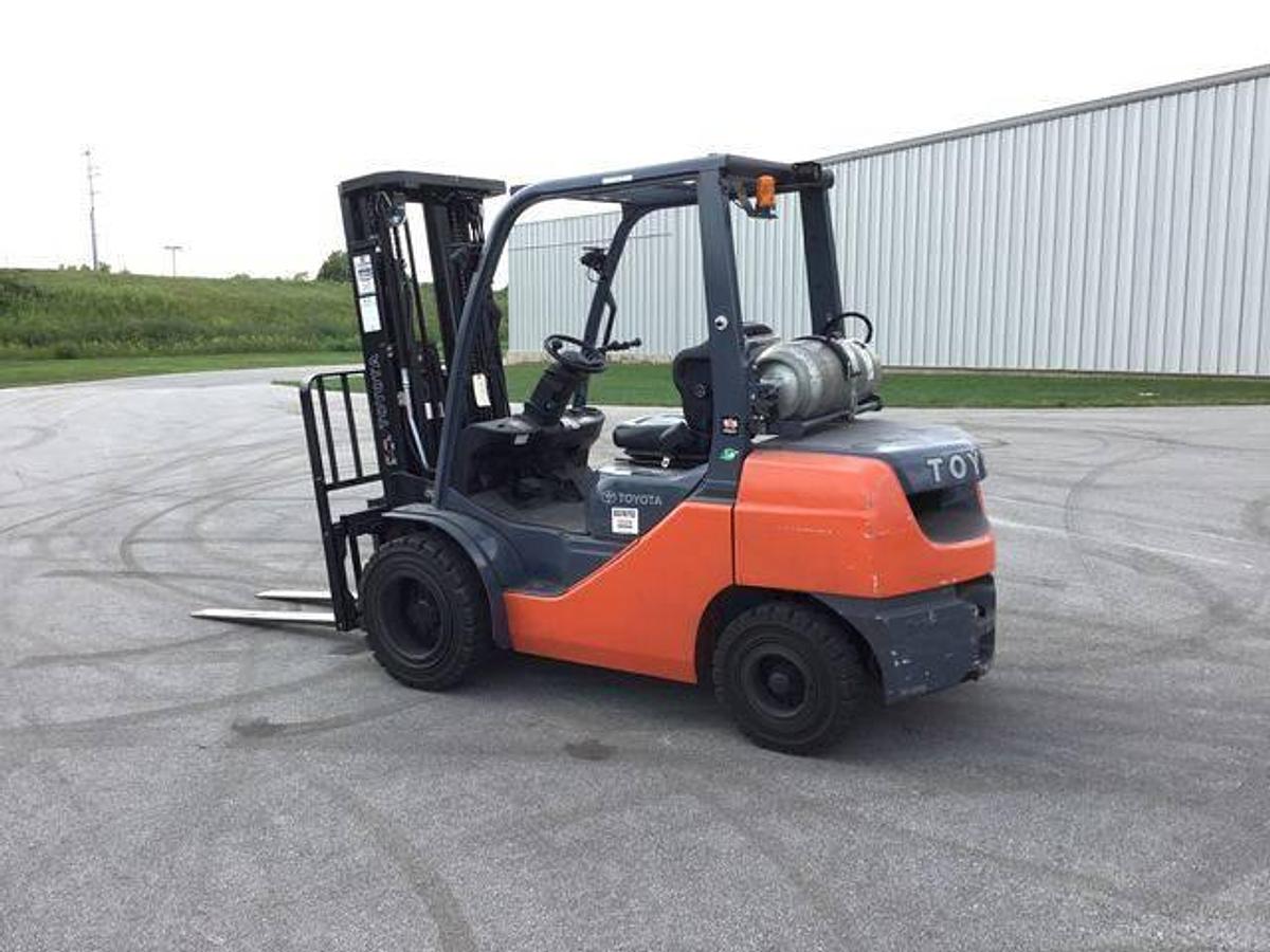 Side view of CSA-certified Toyota 8FGU30 propane forklift with triple mast – staged in Brampton ON