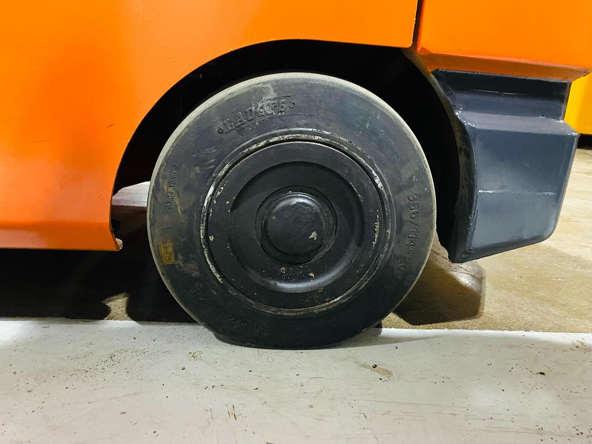 Toyota 8FGCSU20 Left Steer Tire — Cushion Tire — Rear Steering Wheel