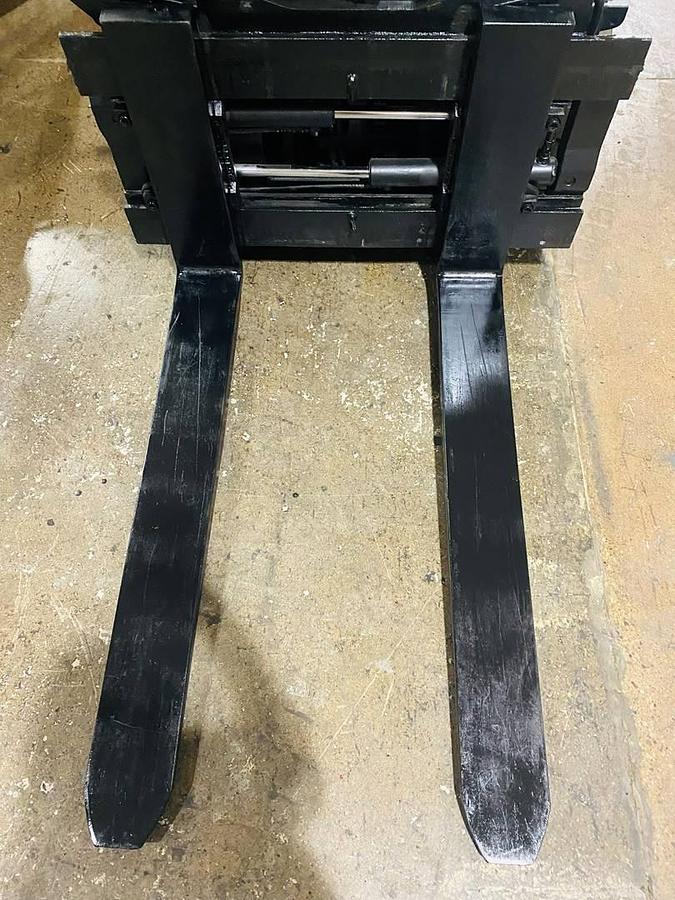 Yale ERC060RGN – top-down view – forks, mast carriage, and cushion tires – CSA electric forklift – Brampton ON