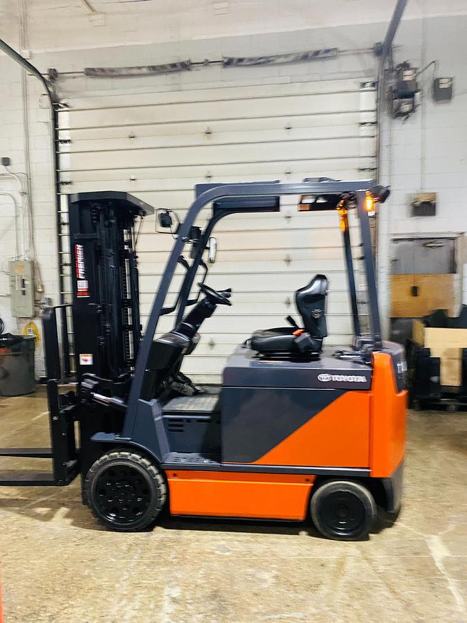 Profile view of 2020 Toyota 8FBCU32-EE electric forklift showing 4-wheel chassis, battery compartment, and side shift carriage