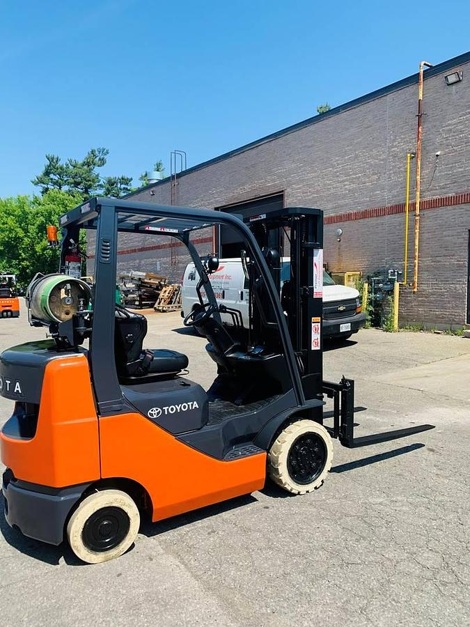 Toyota 8FGCU25 propane forklift – 5,000 lb capacity – triple mast 189” – side shift – CSA certified – cushion tire – Brampton ON