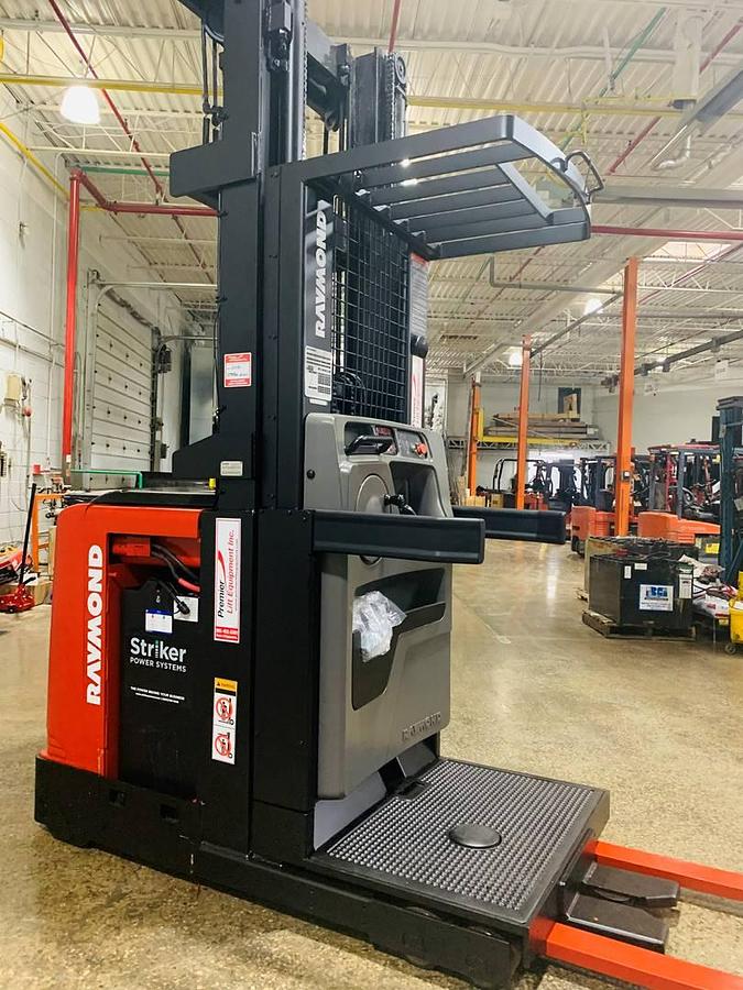 Raymond 550-OPC30TT WG – full side profile – picker platform and triple mast – CSA certified electric order picker – Brampton ON