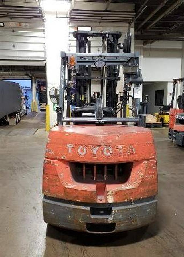 Toyota 7FGCU45 – direct rear view – counterweight, propane bracket, and safety decals – CSA/MOL propane forklift – Brampton ON