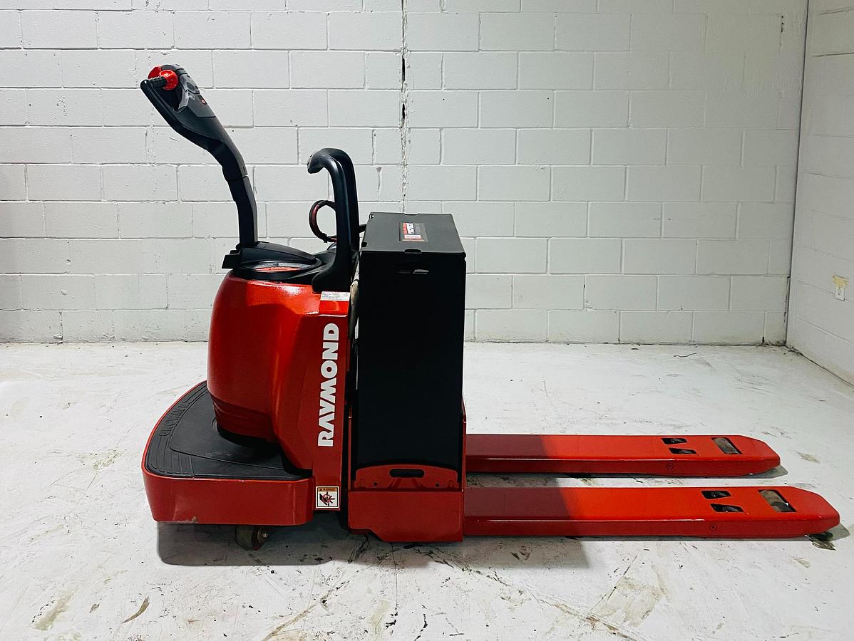 Side view of Budget Raymond 8400 ride‑on walkie — chassis, forks, and operator platform.