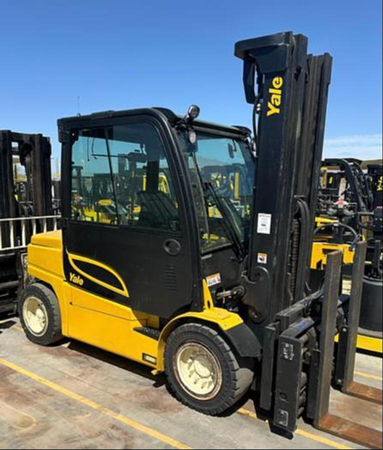 Side view of 2020 Yale ERP120VM 4-wheel electric forklift – CSA-certified 12,000 lb solid pneumatic tire chassis with 220” triple mast, full enclosed cab, and side-shifting fork positioner shown refurbished and sold chassis-only, 80V battery and charger available separately – safety-tagged in Brampton ON – Premier Lift Equipment