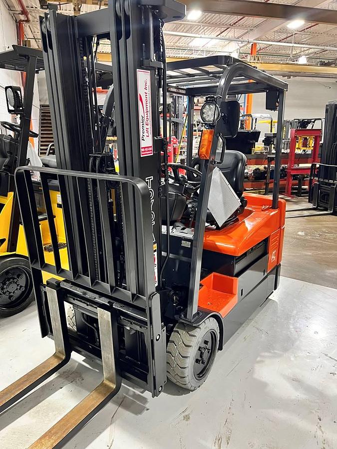 Front angled view showing mast rails and 42” forks